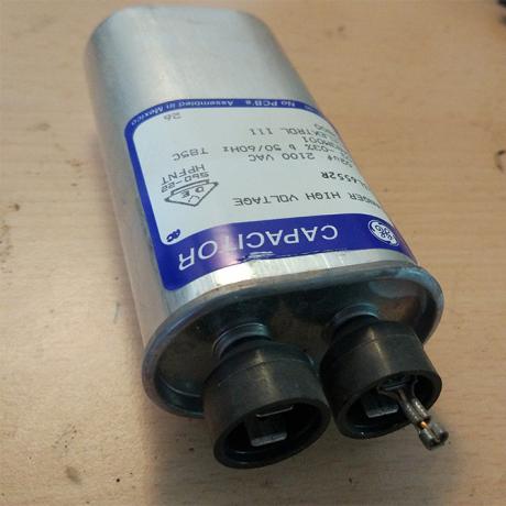 Hoe veilig een magnetron uit elkaar te halen en wat te doen met de grote dop van de onderdelen
