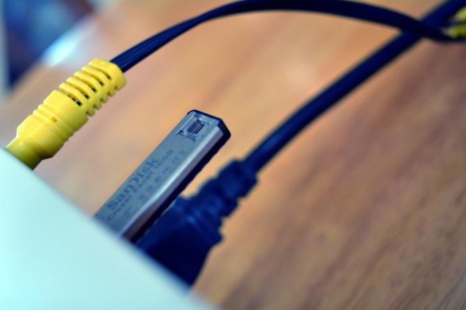 Sluit AV-kabels, USB-, HDMI- en SD-kaarten aan